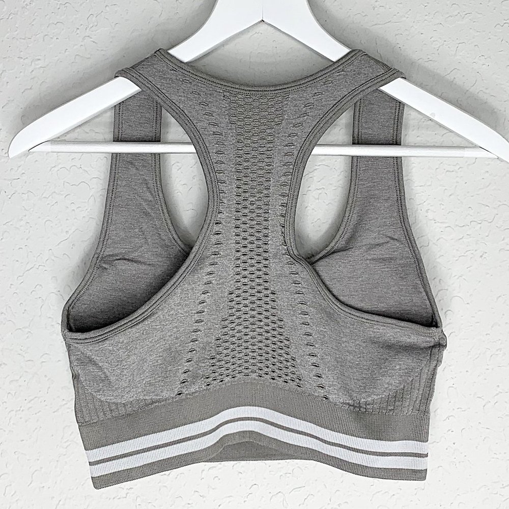 Seamless Striped High-Waist Sports Bra & Ruched Legging Set in Grey - Picture 4 of 9